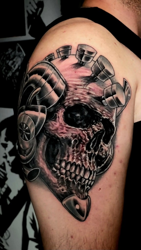 Reforma de tatuagem antiga de 12 anos atrás, agora em realismo preto e cinza sombreada da caveira Black Label Society, feita pelo tatuador no Bebeto Tattoo Studio.